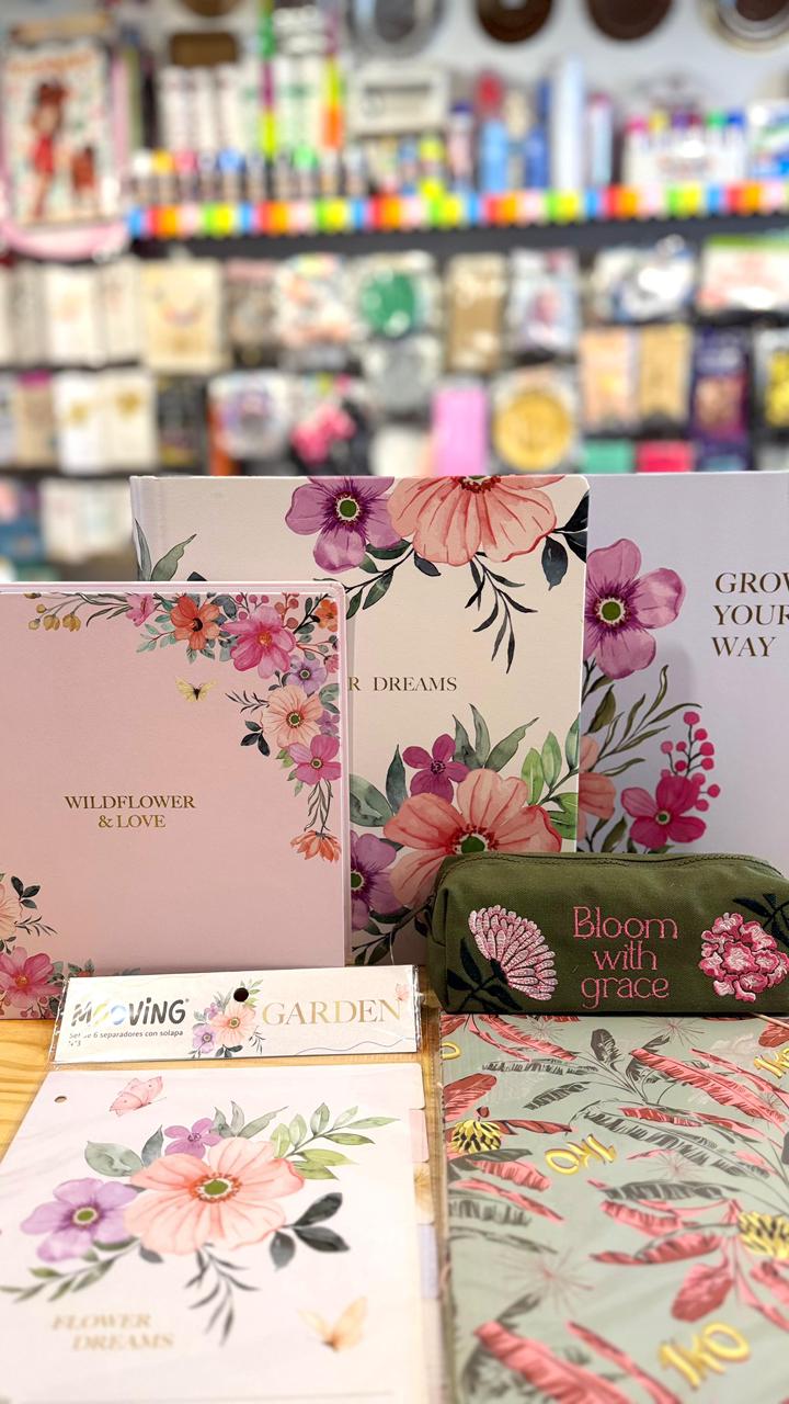 Productos de librería con diseño floral
